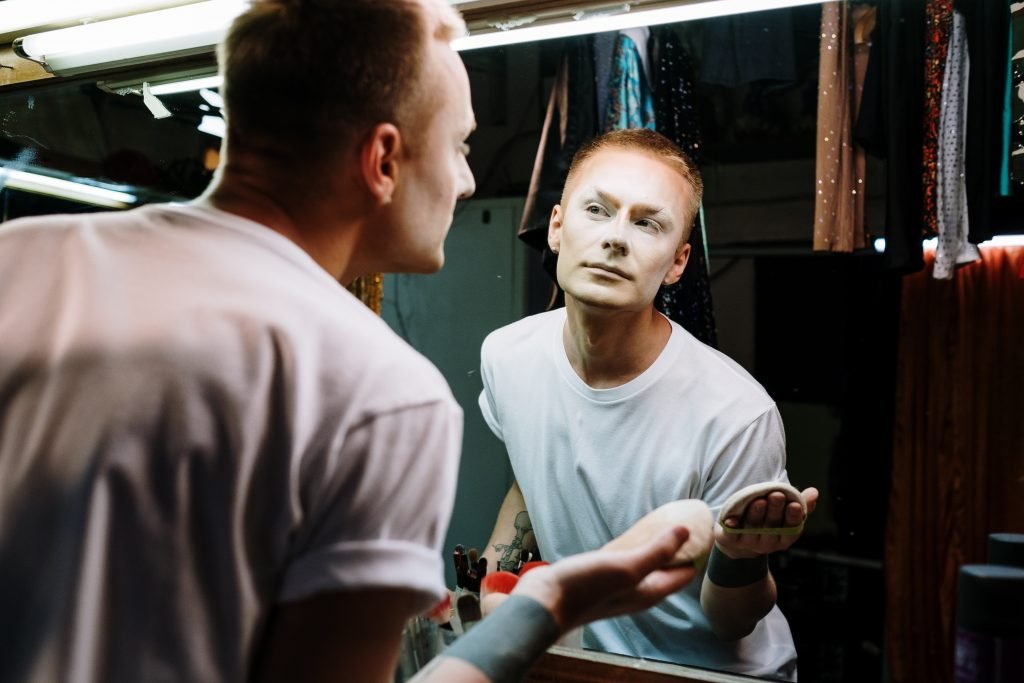 theater-makeup-actor-on-mirror