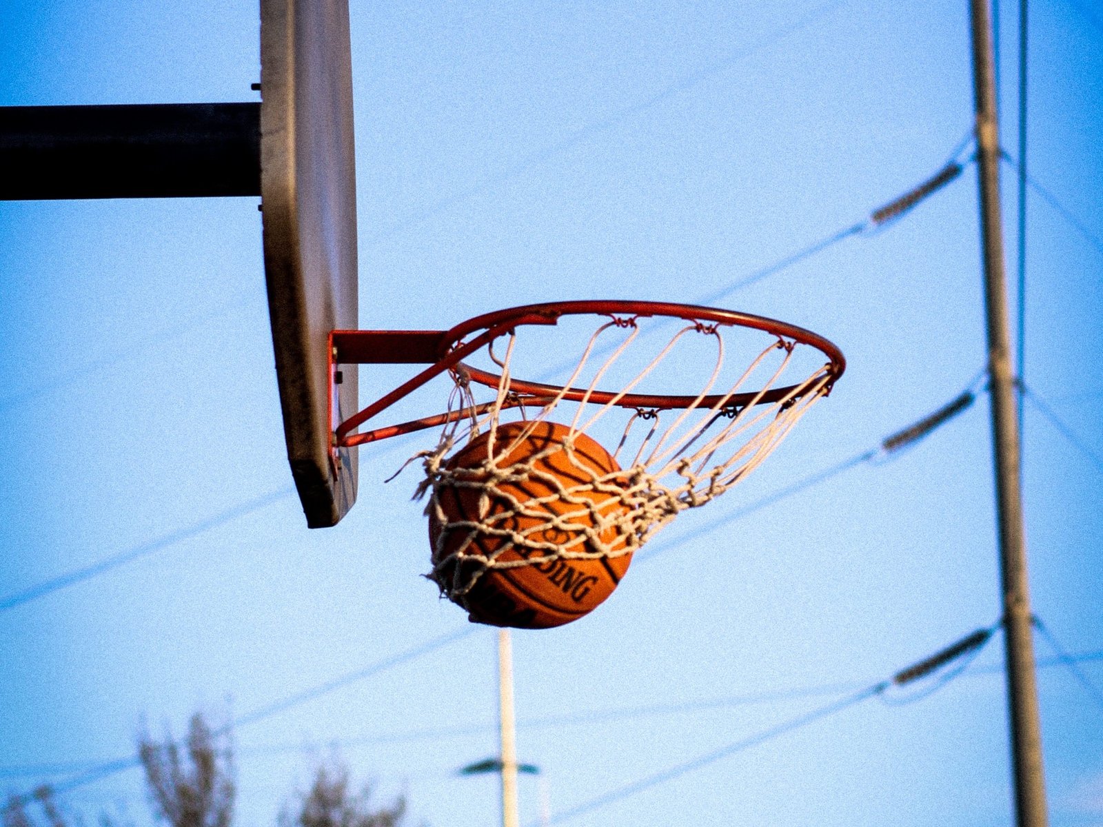 basket-ball-bounces-at-the-hoop