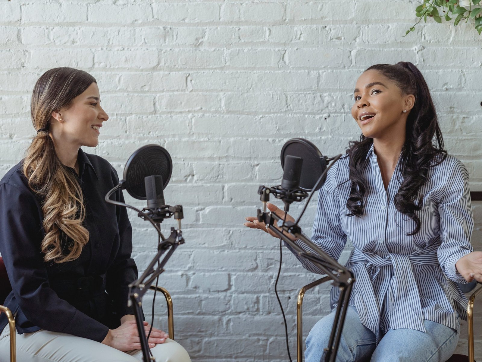 two-girls-in-talkshow