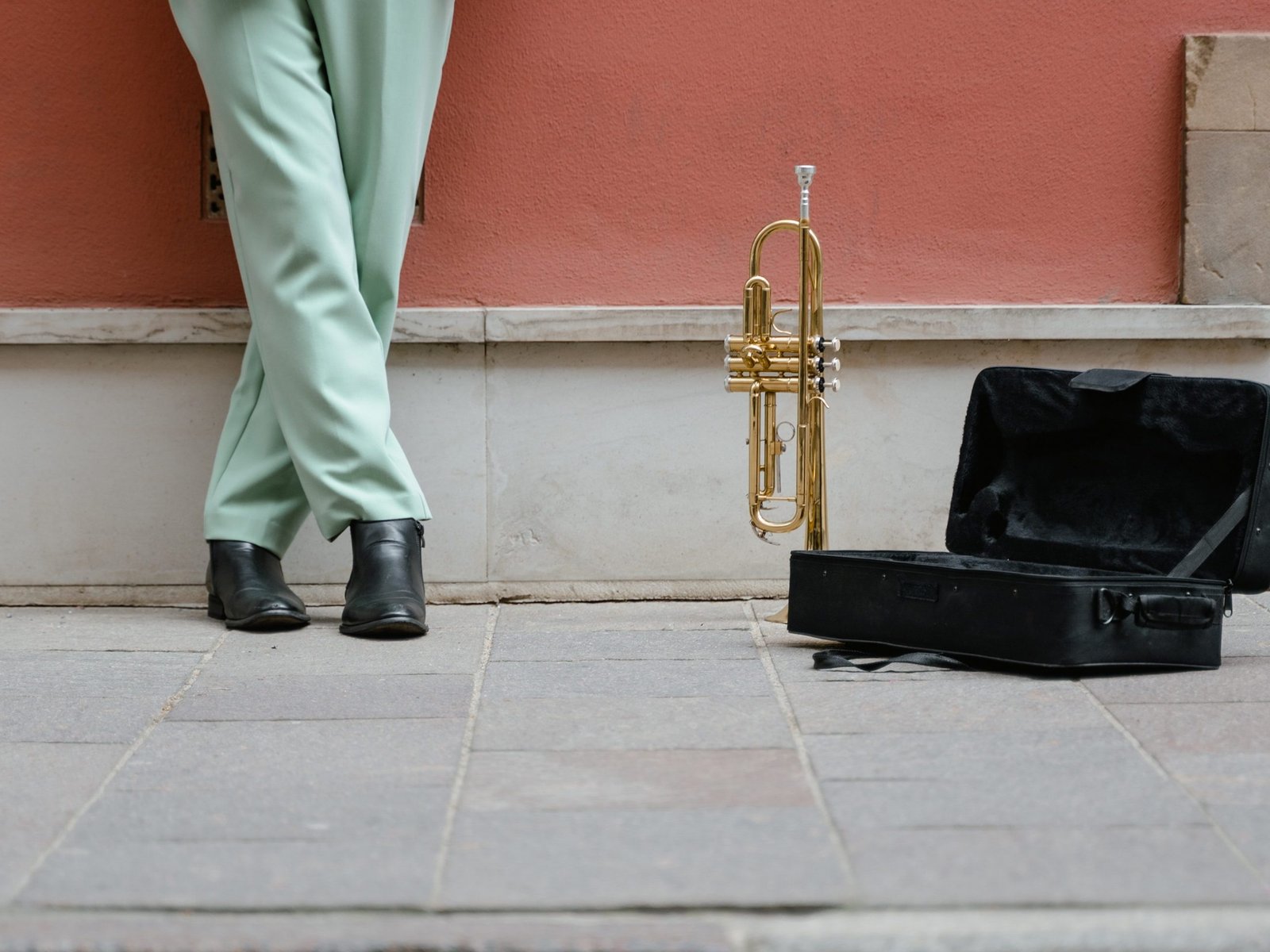 trumpet-on-the-ground-busker-stands-next-to-it