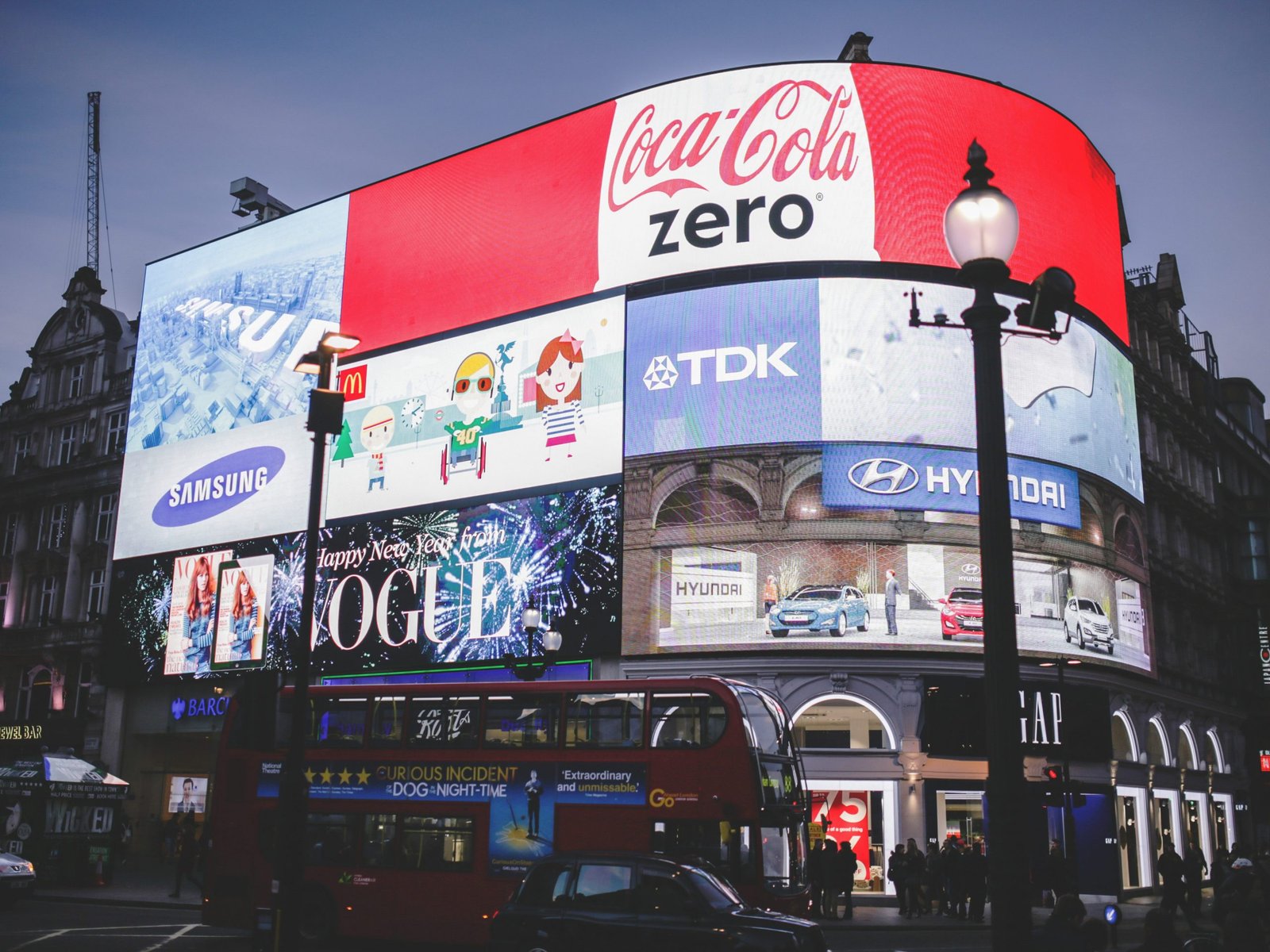 outdoor-advertisements-on-led-display